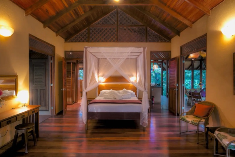 Bedroom with a canopy bed in one of the Geckoes Lodge houses